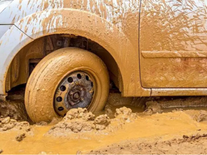车陷在淤泥里出不来怎么救援？
