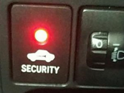 security灯一直闪正常吗？怎么解除汽车security灯亮问题