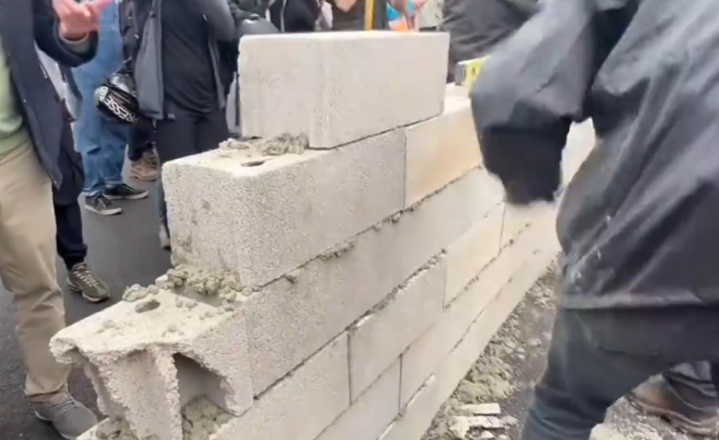 法国示威者在高速路上搅水泥砌墙