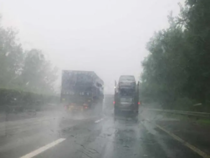行驶中突遇雷暴或大雨怎么办？
